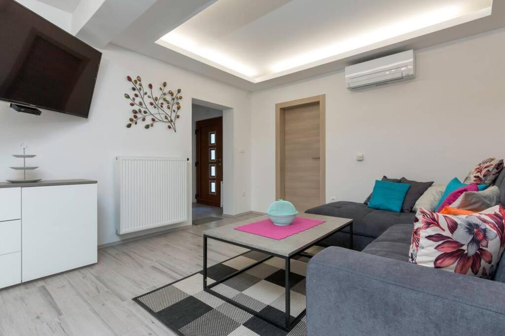 Apartmán Predivan Novouredeni U Blizini Mora Banjole